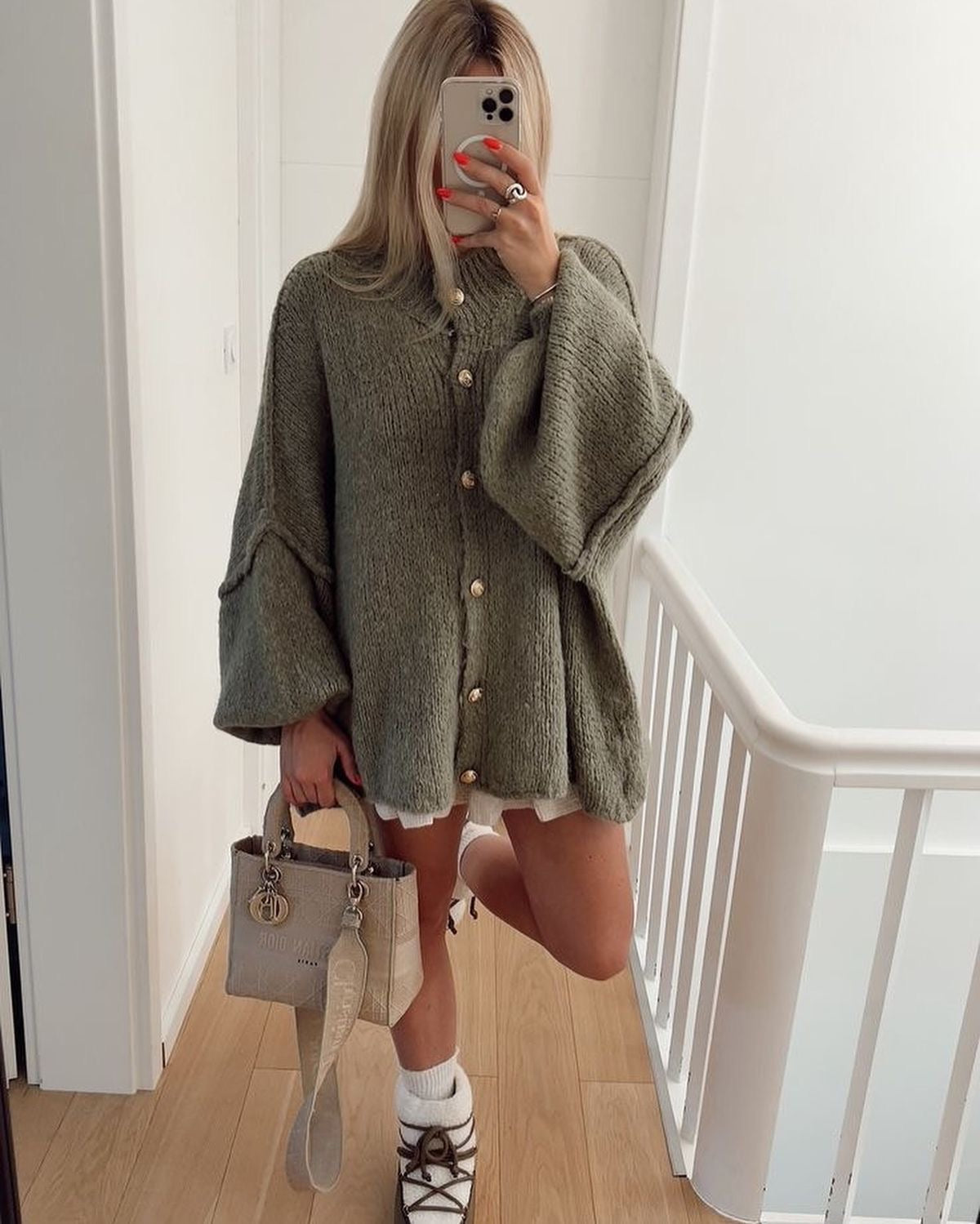 Variant image for Oversized Cardigan Sweater for Women with Gold Details – Soft, Cozy Layering Piece in Trendy Autumn Colors-4